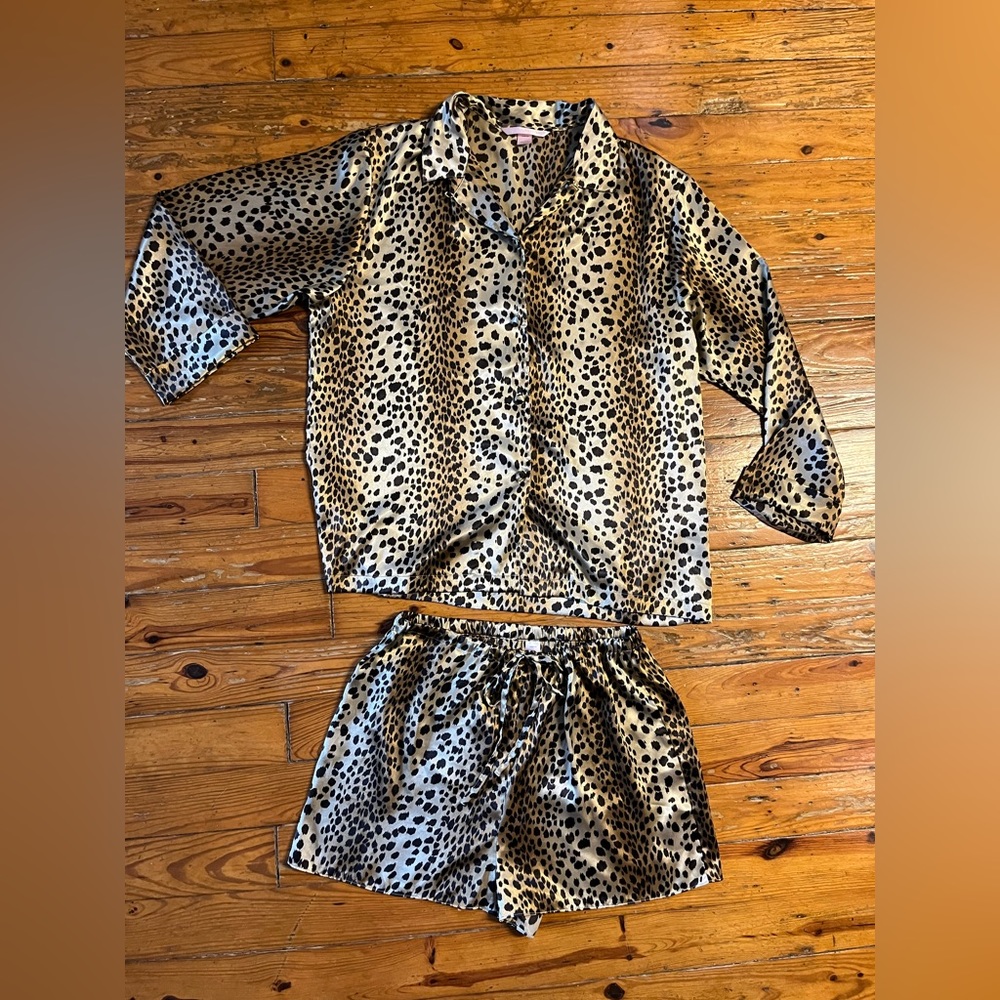 Victoria Secret Matching Long Sleeve & Shorts Pajama Set. SIZE LARGE